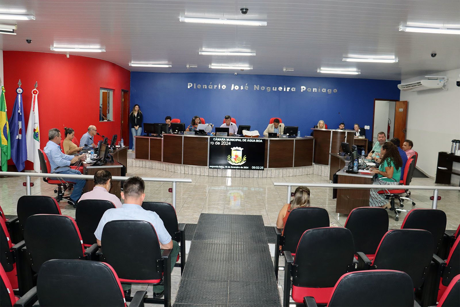 Sessão ordinária em plenário municipal, com vereadores e público acompanhando a pauta